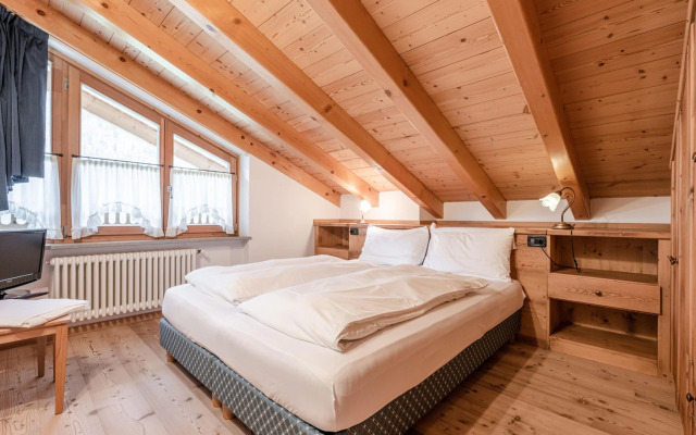 Hilltop apartment in Commezzadura with garden