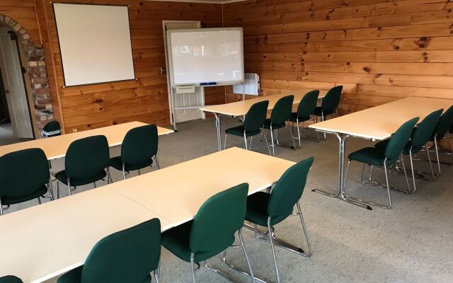 Cedarwood Lakeside Motel & Conference Venue