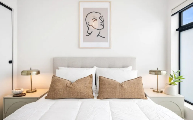 Stylish 3-bed Home Near South Melbourne Market – Guest Rooms – Melbourne