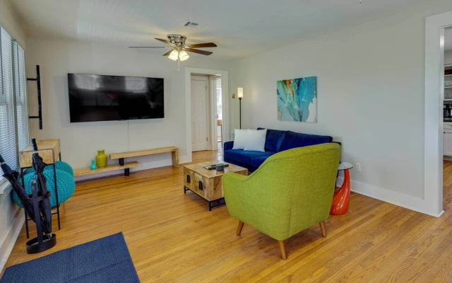 Vibrant Fayetteville Home - Walk Downtown!