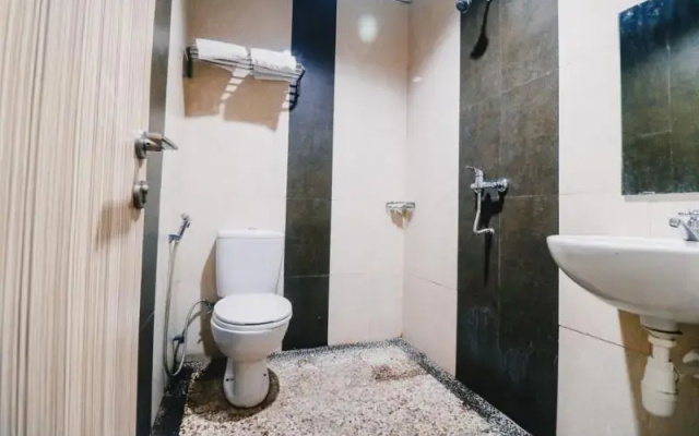 RedDoorz Plus near Sultan Hasanuddin Airport