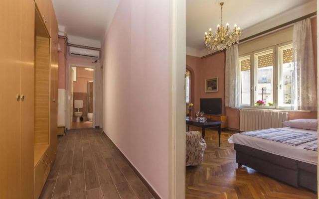 Spacious & Smart Center Apartment