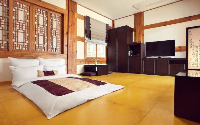 Hanok stay NAMWONYECHON by Kensington