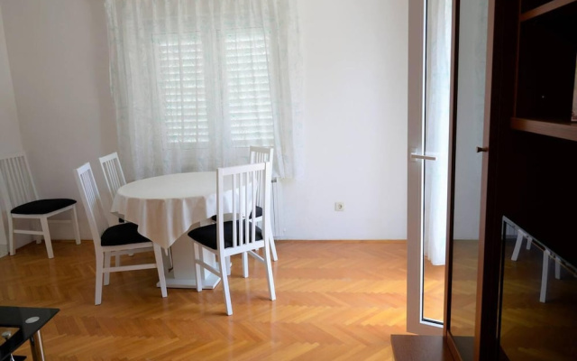 Stunning 2-bed Apartment in Okrug Gornji