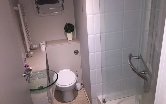 Large 2-bed House Derbyshire off Chatsworth rd