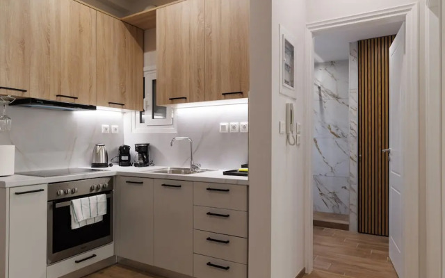 Chic & Renovated Flat Steps from Metro