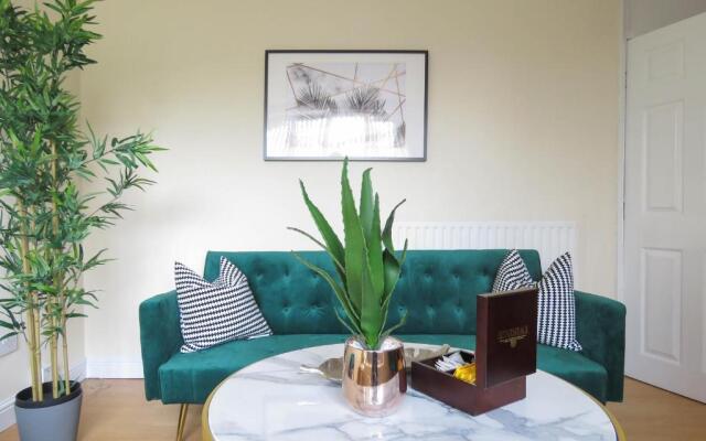 Tudors eSuites 3 Bedroom Apartment 6 Beds & Parking