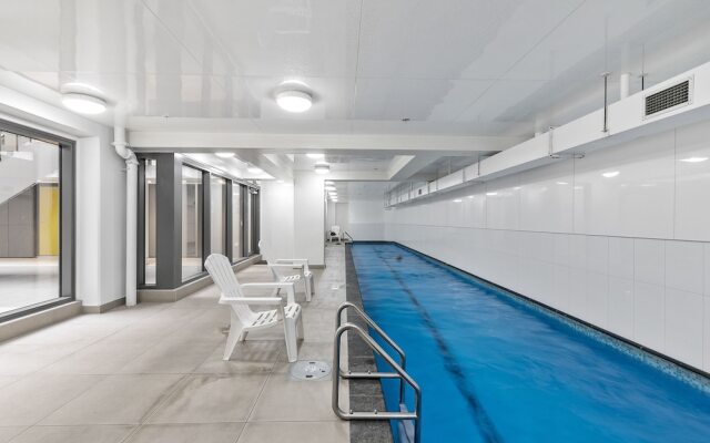 Chic 2BR Pool & Gym - Steps to Ponsonby