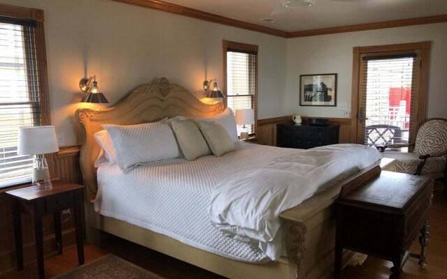 The Burrus House Inn Waterfront Suites