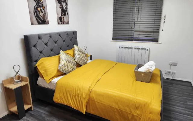 Grays Apartment With City Views Lakeside Shopping
