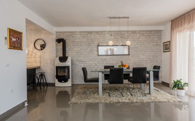 Luxury Secluded Villa w. Pool, Jacuzzi and Garden