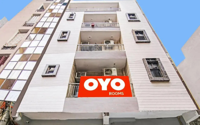 OYO Flagship 70237 Cozy Stay Deluxe
