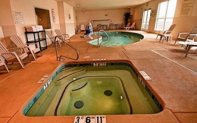 COMFORT INN &amp; SUITES