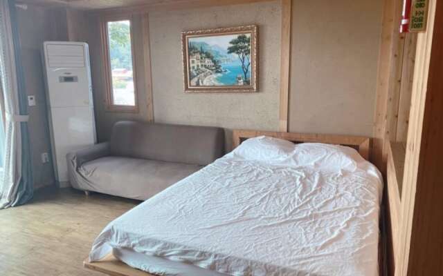 Sacheon Seopo Beach Pension