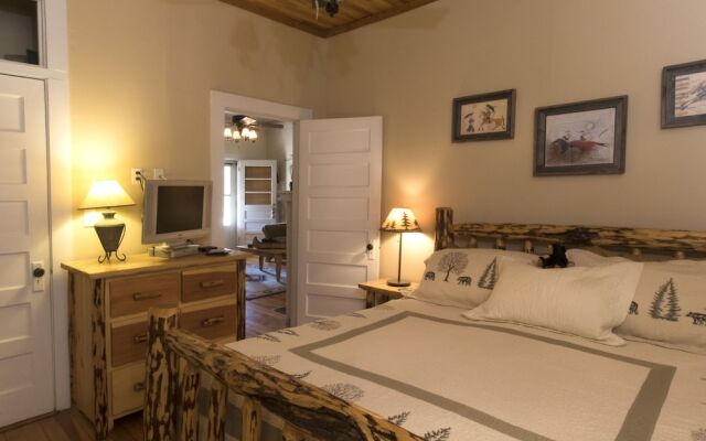 Calhoun House Inn & Suites