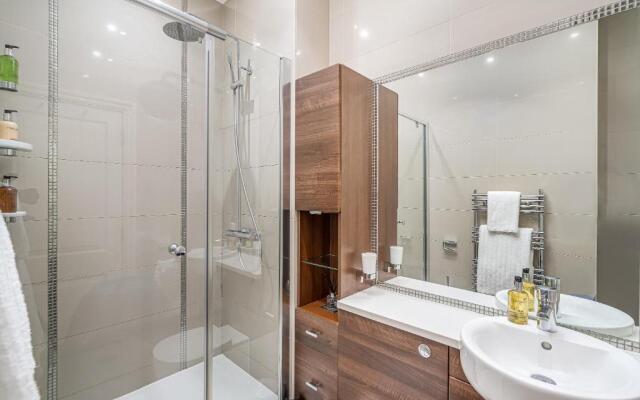 Stunning 1Bd with Castle View