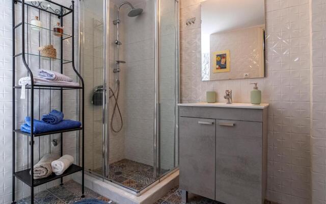 Excellent location,airport line,6min metro,100MBPS!