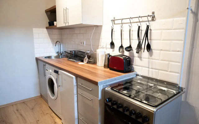 KLAU10 Studio Apartment In Party District.