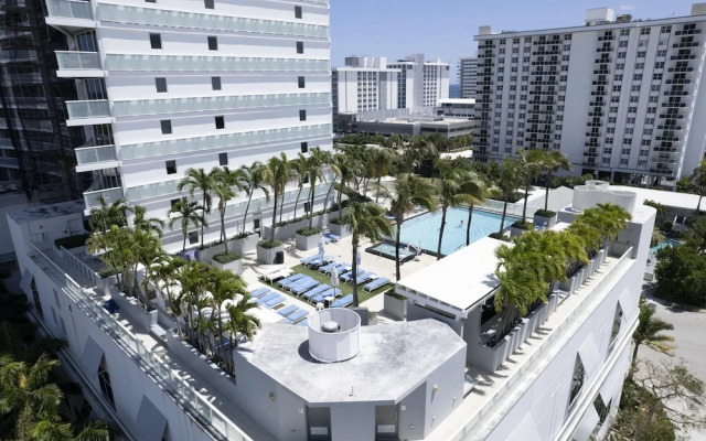 Sapphire Suite Beachfront, Gym + Pool!