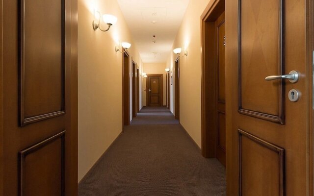 Hotel Maroon