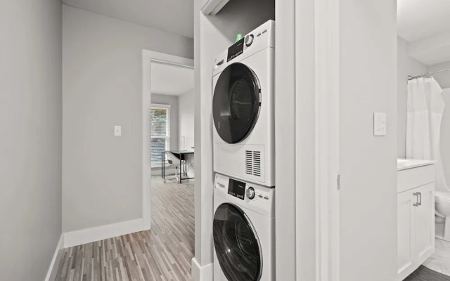 Stylish 2BR 2BA Stay in Prime Location