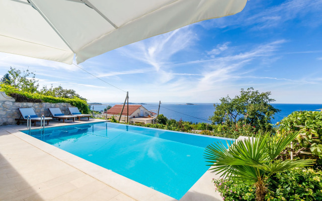 Villa Art Gallery - Six Bedroom Villa with Terrace and Swimming Pool