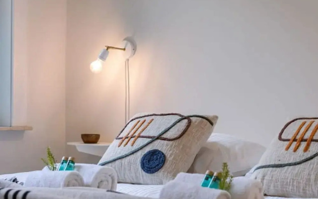 Warm Cozy Lateral Seaview Apartment