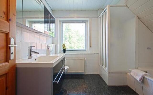 1 Private Single, 1 Twin Room. 3 Persons (4203)