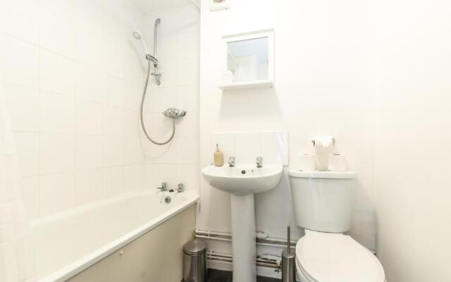 BEST PRICE!! - Contractor Heaven! 4 Singles beds or 2 King Size, Southsea Apartment- FREE PARKING, SMART TVS