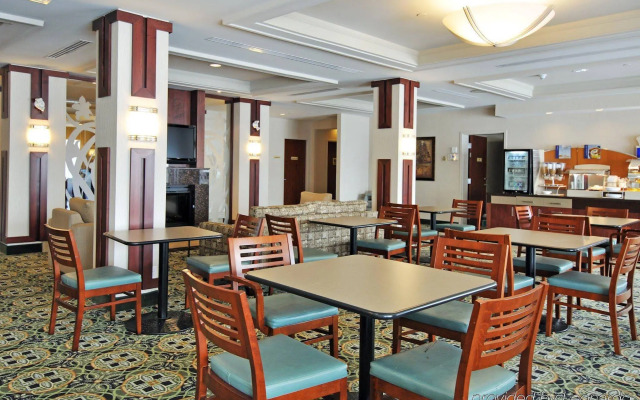 Holiday Inn Express Hotel & Suites Ottawa Airport by IHG