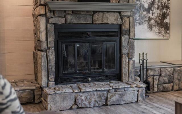 Charming Getaway near Tweety Bird Trail Backyard