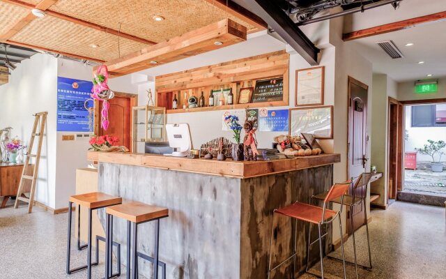 Poke Amber Theme Hostel