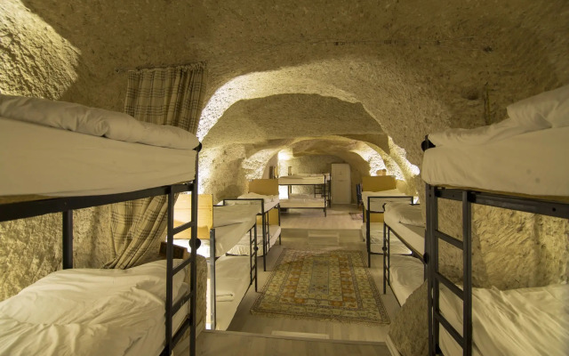 Kamelya Cave Hostel - Adults Only