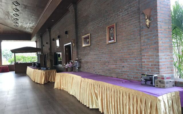Famous Hotel Bagan 2