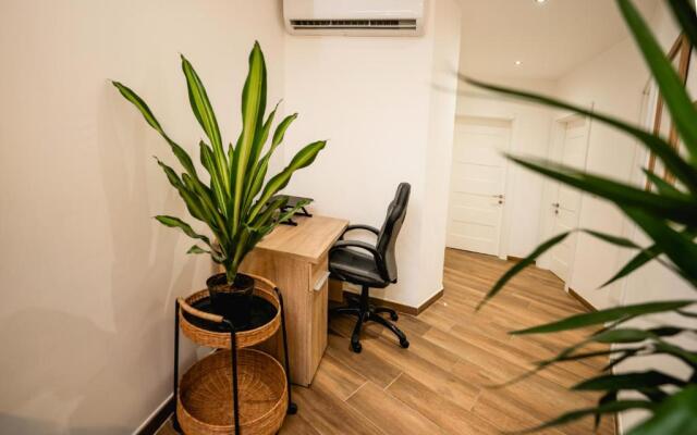 Luxurious Penthouse with Private POOL, WIFI & AC by 360 Estates
