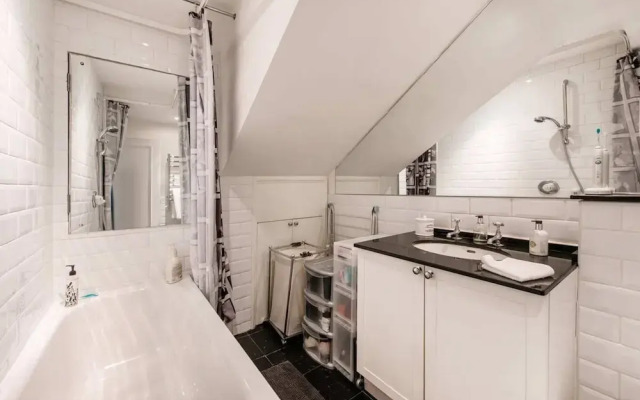 Inviting 1BD Hideaway Kensington Olympia!