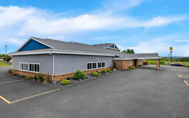Super 8 by Wyndham Osseo WI