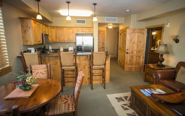 Silverado Lodge with Easy Pool Access by RedAwning