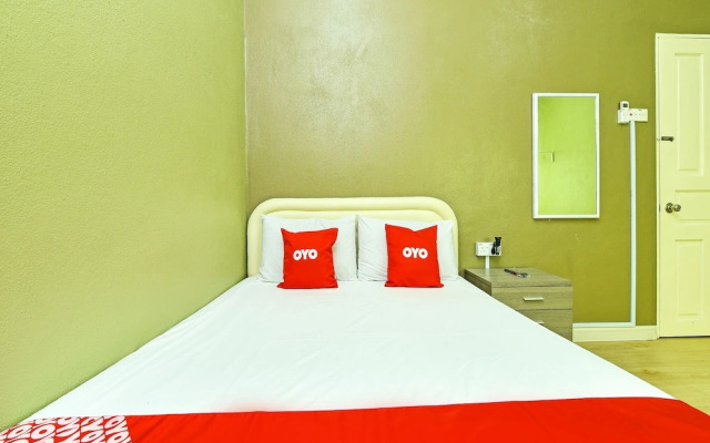 Oyo 90639 Hotel Azimah