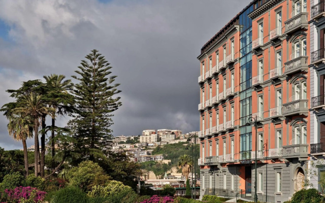 De Bonart Naples, Curio Collection by Hilton