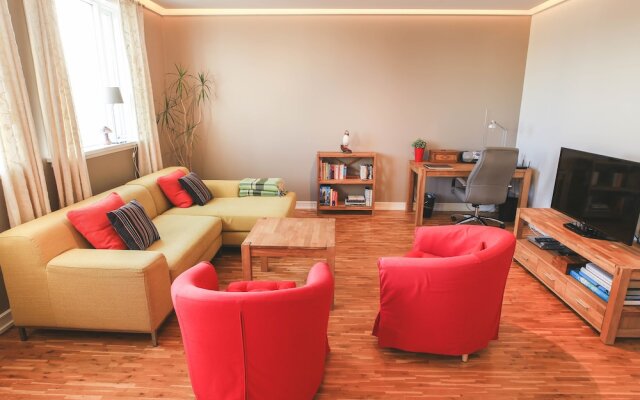 Downtown apartment by the lake