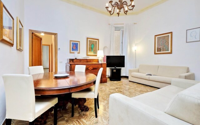 Spacious and quiet 150 sqm apartment steps away from Teatro dell'Opera