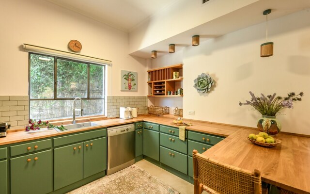 Charming 2BR Apt w a Breathtaking Patio