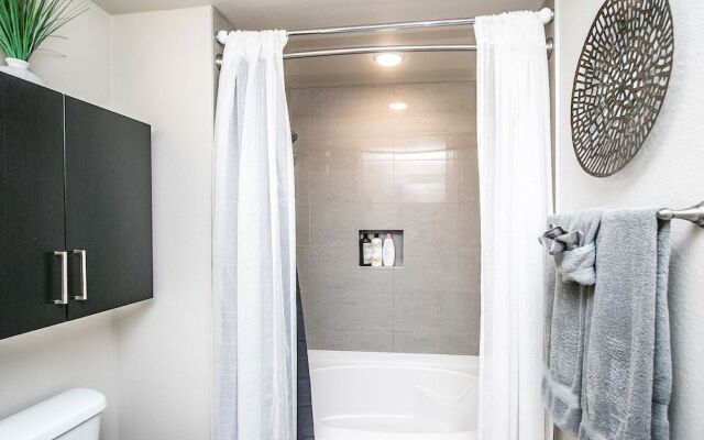 Rooftop Pool, Views, Close to Shops & Dining C4427