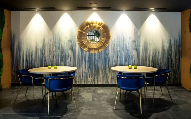 Atocha  Madrid, Tapestry Collection by Hilton