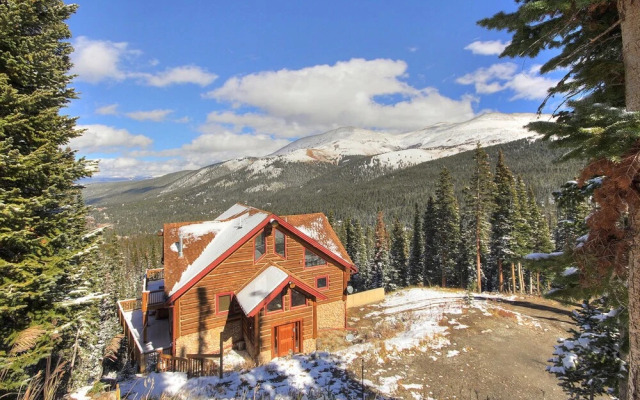 Stunning Mountain Getaway! Sleeps 10!