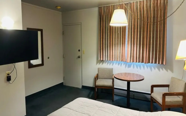 Capital O Swan Inn Comstock Park