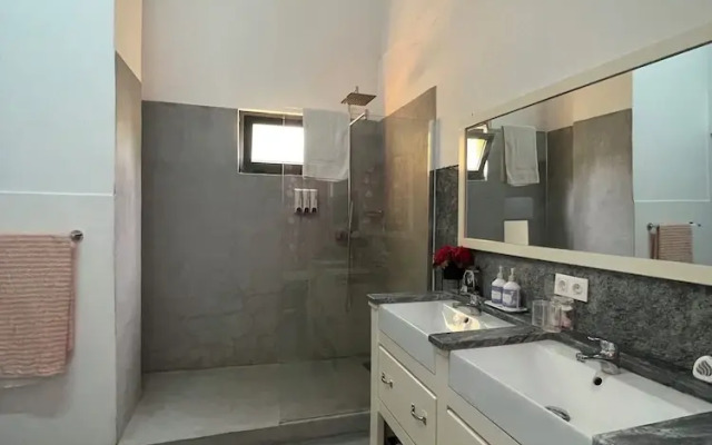 City Center Luxurious Studio Techas Place