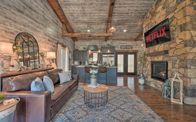 'honey's Nook' Broken Bow Home w/ Hot Tub + Decks!