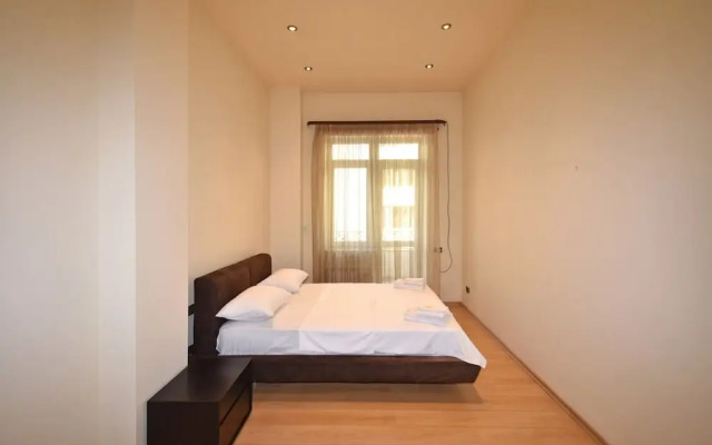 Spacious Apartment by Luxe Group TT606